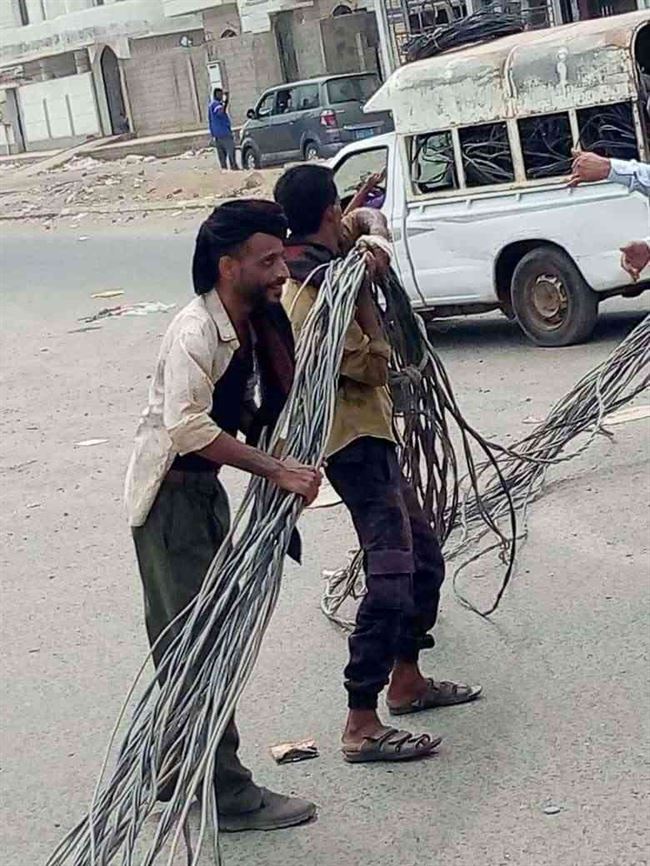 شاهد.. وزير الدولة يوجه بالتحقيق مع مسؤولين بالكهرباء بعد حصوله على صورة صادمة