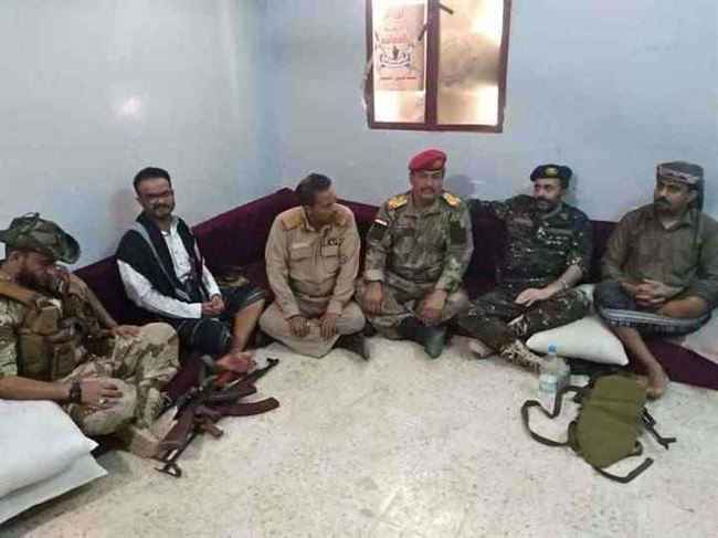 لاول مره بعد الحرب بينهم .. قيادات عسكرية في الشرعية والانتقالي تجتمع في أبين .. وترحيب شعبي كبير