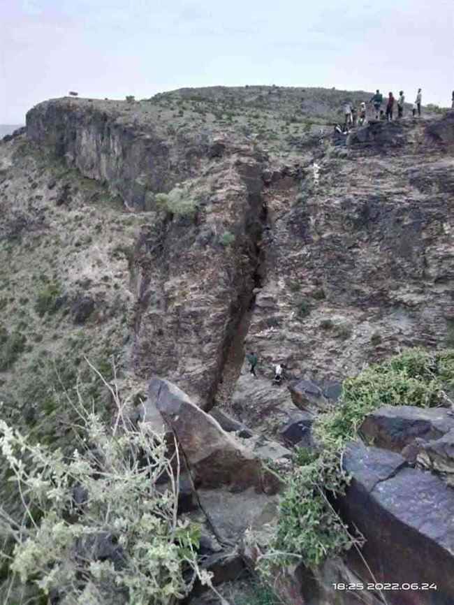 انهيار صخري يطبق على شخصين داخل كهف يبحثان عن كنز منذ يوم الخميس.. صدمة وصورة