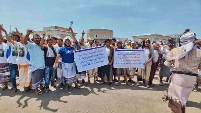 احتجاجات تغلق بوابة ميناء عدن