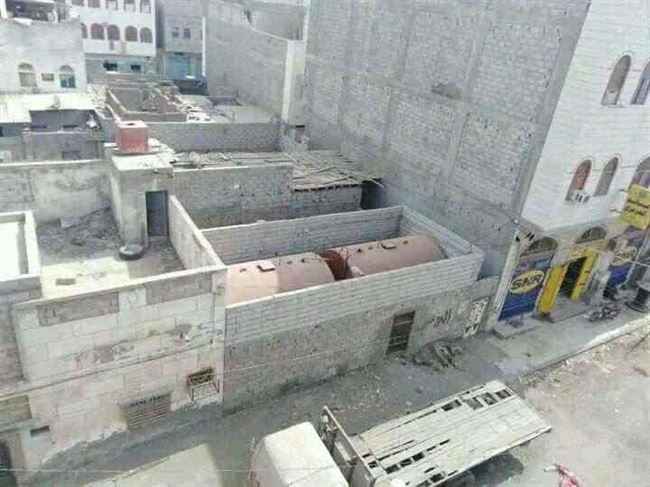 مشرف حوثي يضع برميل بنزين كبير وسط حي سكني ويرفض إخراجه