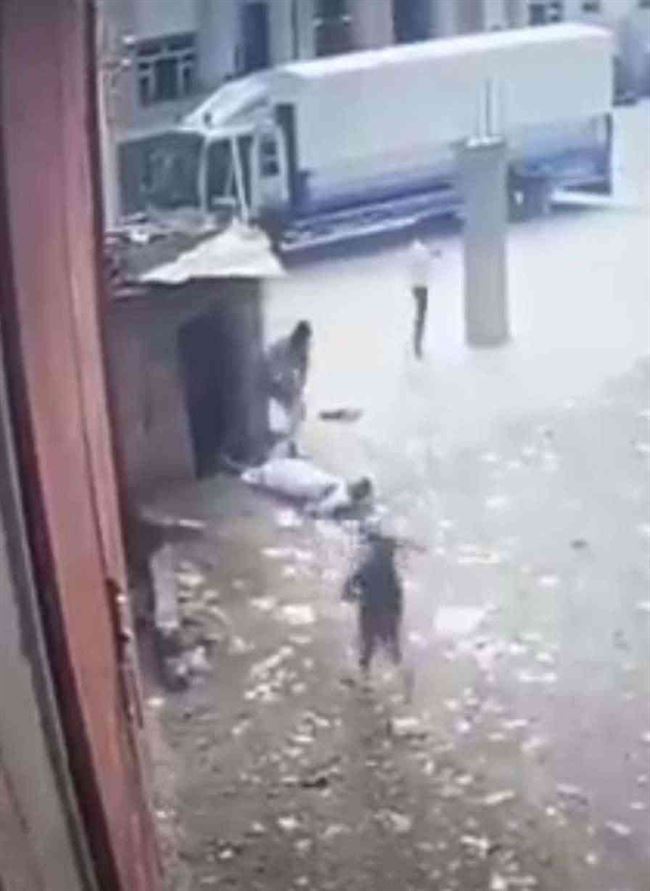 شاهد لحظة إغتيال أبرز مشايخ صنعاء أمام منزله على يد تاجر حوثي كبير.. فيديو