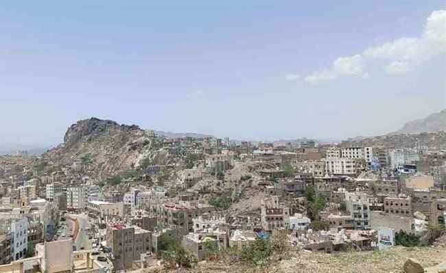 ضابط في محور تعز يعتدي على رئيس نيابة الاستئناف بعد اقتحام المقر بعصابة مسلحة.. وثيقة