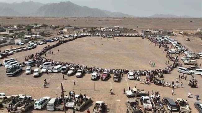 احتشاد مسلح كبير لردع الحوثيين عن شائعات اغتصاب الفتيات بالساحل الغربي