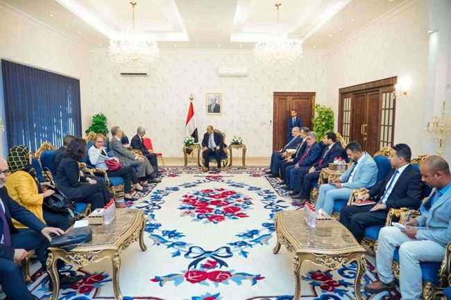 تحت علم الوحدة لأول مره .. الزبيدي ينوب الرئيس العليمي ويلتقي يستقبل وفداً رفيع المستوى من البنك الدولي