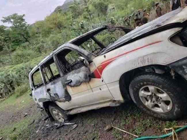 بعد زجه بالسجن.. مسلحو الحوثي يقتحمون منزل مواطن ويحرقون سيارته ويعتدون على عائلته