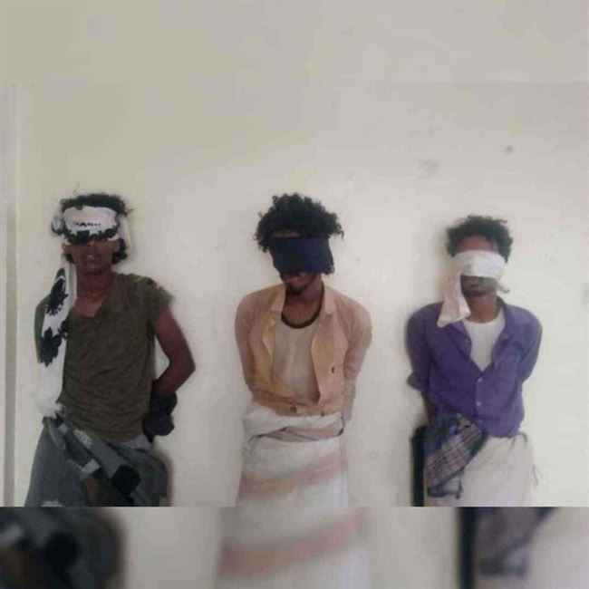 بالوقت المناسب.. القبض على 3 قطاع طرق حاولوا نهب سيارة مسافر في أبين (شاهد)