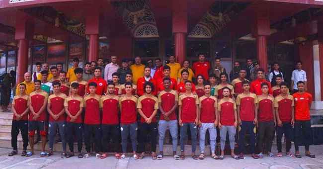 مسؤول حكومي في مأرب يقدم مكافأة لمنتخب شباب .. المبلغ ألف دولار