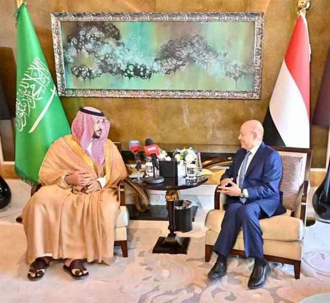 العليمي يبحث مع خالد بن سلمان سبل تسريع الدعم الخليجي لليمن