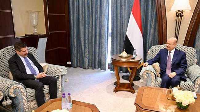 العليمي ينبه السفير الاميركي لعمليات التهريب الحوثية من ميناء الحديدة