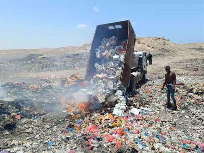 إتلاف 2 طن ونصف مواد غذائية واستهلاكية منتهية الصلاحية بتوجيهات السلطة