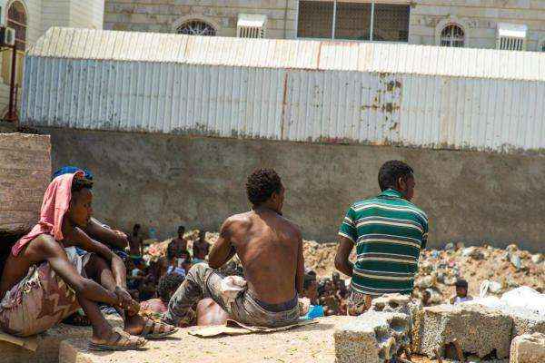 تسابق حوثي على المهاجرين الأفارقة.. عمال بلا أجور