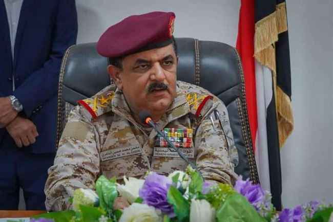 اختلالات المنافذ البرية والبحرية تدفع وزير الدفاع لعقد اجتماع هام في عدن