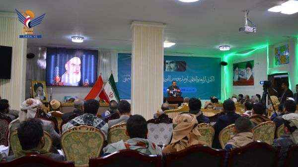 لأول مرة يثبت الحوثي رسمياً من صنعاء عبوديته لإيران ويصف الخميني بروح الله