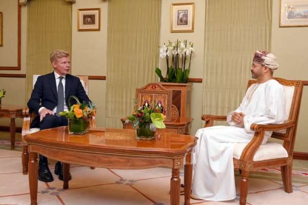 بعد لقاء العليمي.. المبعوث يلتقي العمانيين والحوثيين في مسقط