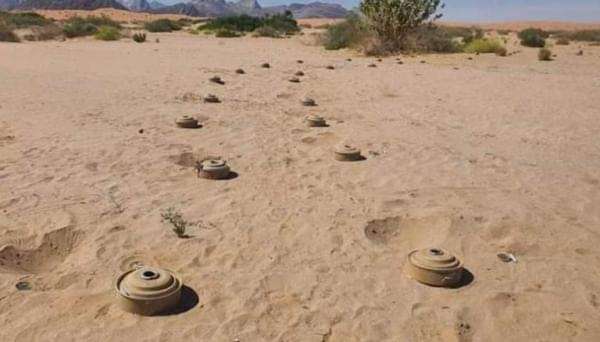 انفجار حوثي بسيارة قيادي بارز في القوات المشتركة مع نجله