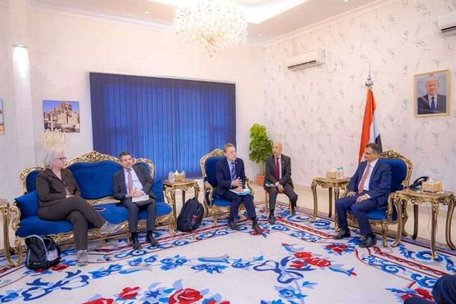 لملس يلتقي وفد امريكي هام في قصر المعاشيق.. تفاصيل
