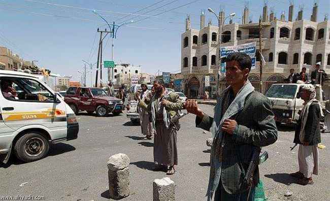 الحوثي يغلق محال تجارية في صنعاء ويقتاد المالكين إلى السجن قبل إشهار افلاسهم