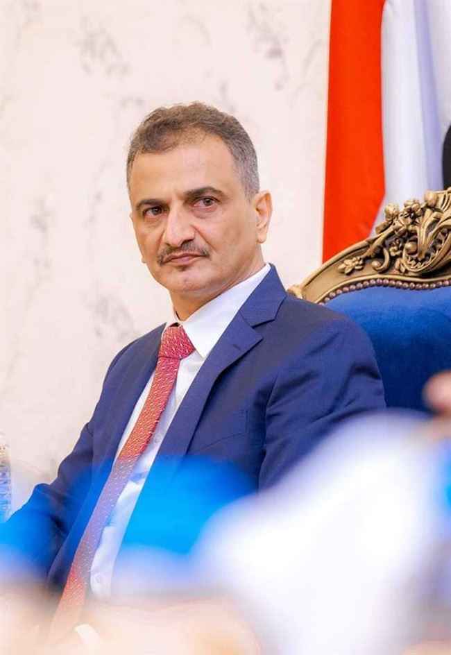 إيقاف وإحالة مسؤول حكومي كبير مع متعاقد إلى نيابة الأموال العامة بتوجيهات وزير الدولة بعدن