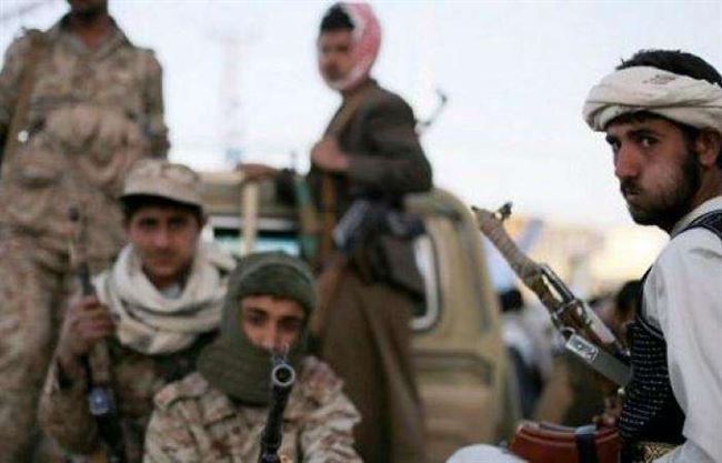 4 حوثيين يعتدون على مختل عقلي بوحشية قبل رميه غارقا بدمائه بزعم عمالته مع صالح