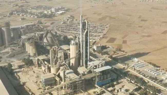 يد الإرهاب الحوثي تطوق مصنع أسمنت عمران بصنعاء