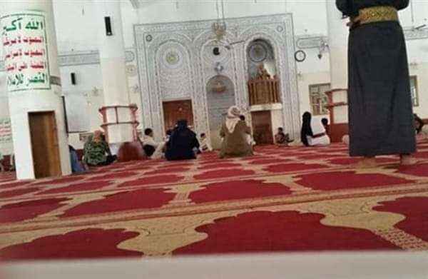 روج لهم سنوات بصنعاء.. خطيب حوثي ينقلب على الجماعة أثناء الخطبة ويدعو لمحاكمة عبدالمالك وكان هذا مصيره