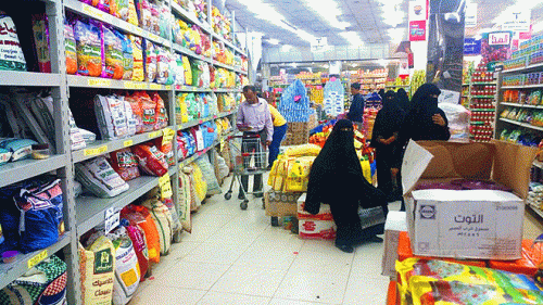 الحكومة تحذر تجار المحافظات المحررة من رفع الاسعار بذريعة انهيار الصرف وتؤكد نزول مراقبين