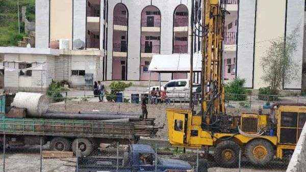قيادي حوثي يسطو على ساحة إحدى المدارس في إب