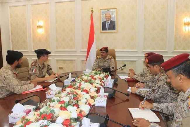 وزير الدفاع يكشف لفرنسا تورط المجتمع الدولي في دعم الحوثيين لمواصلة الحرب