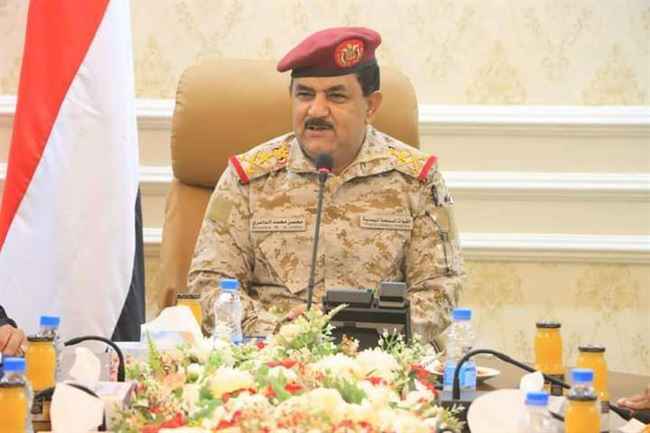 وزير الدفاع ينصف متقاعدي تعز من تعسفات دائرة التقاعد