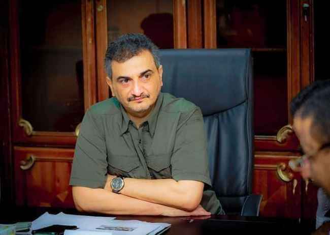 محافظ عدن يمتثل لقرار المجلس الرئاسي ويبدأ بتوريد الإيرادات إلى البنك المركزي