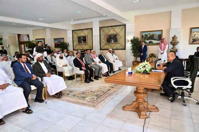 رئيس مجلس القيادة الرئاسي يدعو أبناء حضرموت إلى هذا الأمر قبل تسألهم عن مستقبل المحافظة