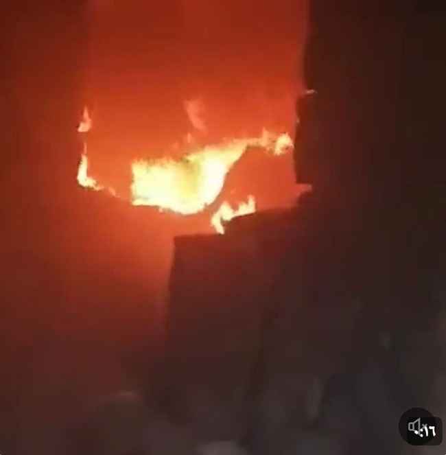 مشرف حوثي يصفي مواطن أمام زوجته مع 8 آخرين ويحرق منازل الضحايا.. فيديو إبادة وجريمة تهز إب