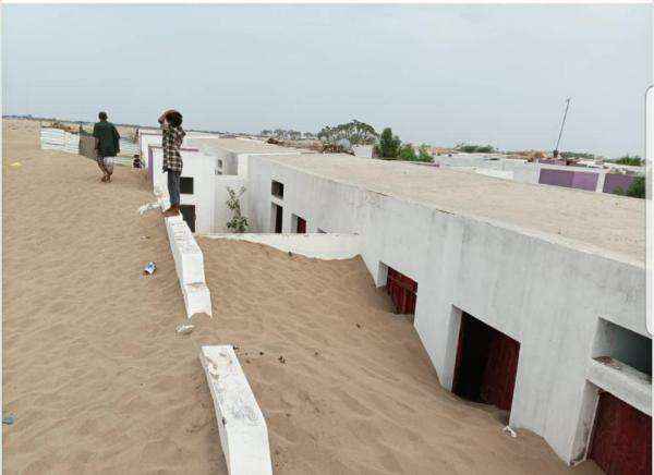 الرمال الزاحفة تغرق قرية سكنية في الخوخة مع غياب دور السلطة والمنظمات