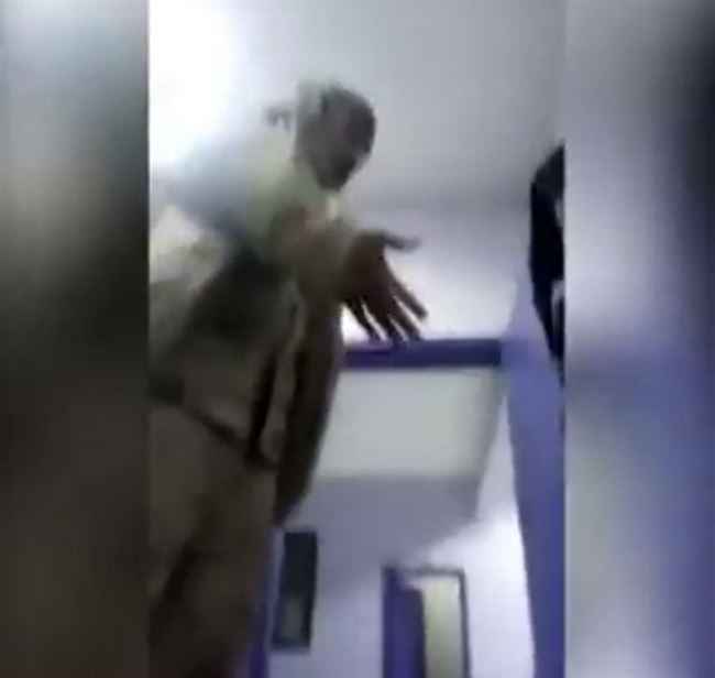 فيديو.. مشرف حوثي يطارد المسعفين ويحاول تصفية مواطن داخل المستشفى بعد إصابته وقتل شقيقه