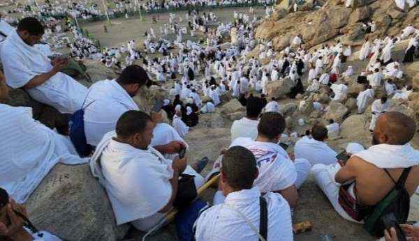 الحجاج يؤدون عند عرفات الركن الأعظم للحج