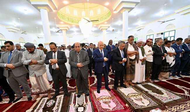 بجانبه العطاس.. العليمي يصلي العيد في المكلا