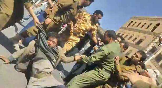 بصورة مهينة.. الحوثيون يسحلون شاب في صنعاء (فيديو)