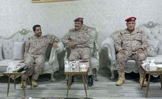 وزير الدفاع يزور مقر التحالف العربي بعدن ويحمل قائده نقل هذا الأمر إلى خالد بن سلمان