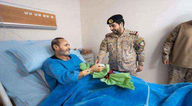 قائد التحالف العربي يعايد الطواقم الطبية خلال زيارته مستشفى عدن العام