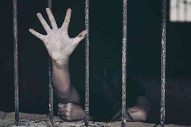 وصلت لتشوية أعضائهن التناسلية .. خفايا إرغام الحوثي للنساء على ممارسة الدعارة 