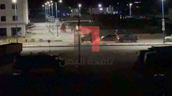 شاهد.. فيديوهات خاصة توثق الاشتباكات الليلية المسلحة بين قوات الأمن الخاصة والعام بعتق