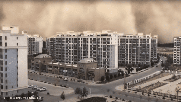 شاهد بالفيديو.. جدار رملي عملاق يبتلع مدينة في الصين