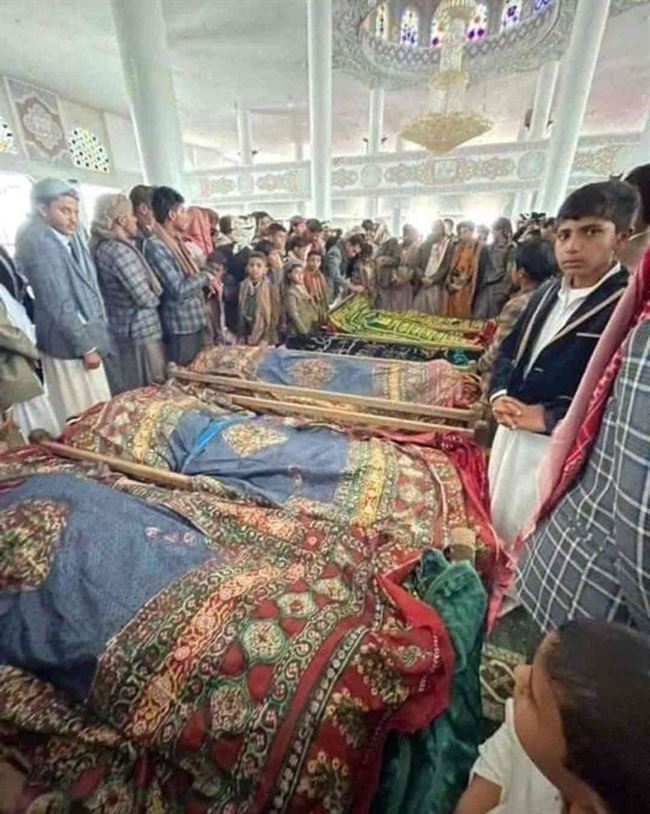 شاهد.. إنتهاء أسرة مكونة من 7 أشخاص بعد سقوط حافلتهم من رأس الجبل جنوب صنعاء