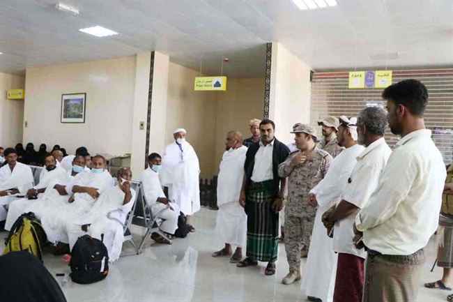 طيران عسكري يتدخل لنقل حجاج جزيرة سقطرى