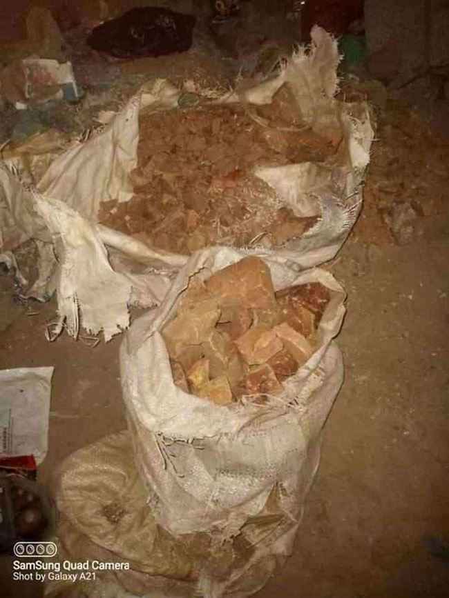 شاهد.. العثور على كميات كبيرة من مواد شديدة الانفجار وعبوة ناسفة في عدن