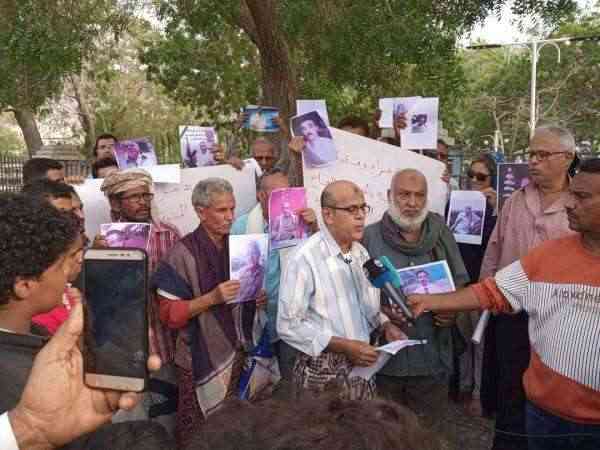 وقفة احتجاجية لموظفي محطة قناة عدن ورئيس القناة مهاجر بالخارج براتب مغري