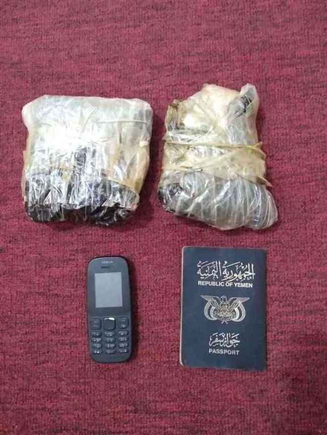 لا أحد يتخيل مكان إخفائها.. ضبط عنصرين بحوزتهما كيلو من الحشيش المخدر بأبين