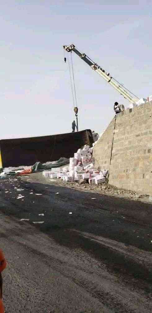 شاهد بالصور.. وقوع 3 حوادث لشاحنات عملاقة با أخطر نقيل يربط صنعاء بعدن