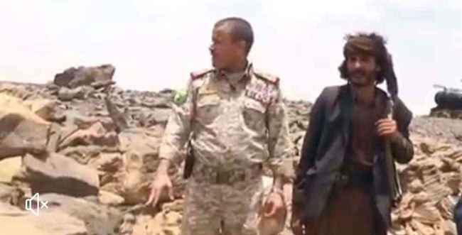 فيديو.. كبير قادة الحوثي عسكريا يرتجف خوفاً ويديه ترتعش بقوة بعد سماع صوت الطيران